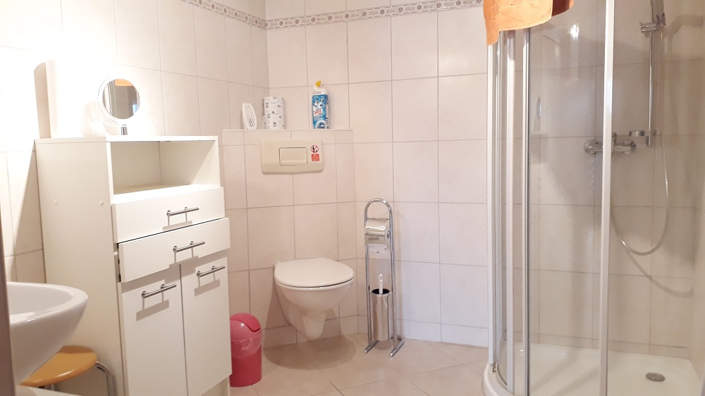 Dusche und Bad
